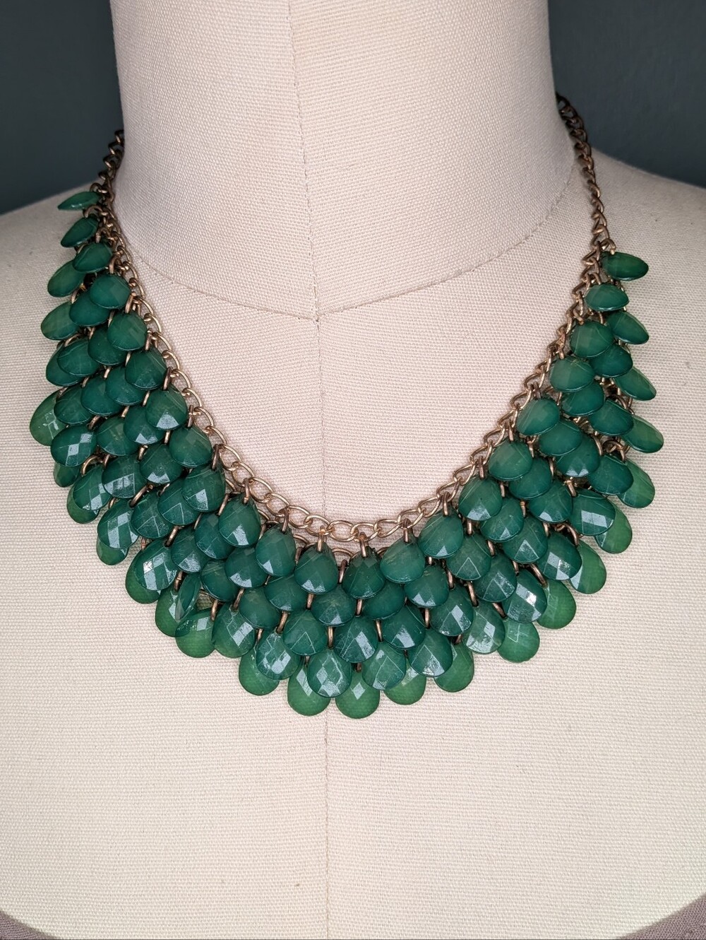 Chunky Emerald Green Teardrop Scale Statement Bib Necklace Bronze Tone Chain